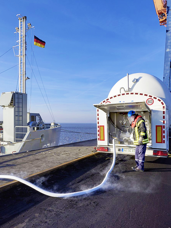 Zementfrachter bebunkert